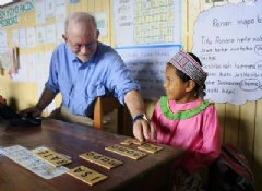 In April 2014 at her school in Ucayali Region, Peru, Isa Rate, from the indigenous Shipibo group, shows UNICEF Executive Director Anthony Lake how she spells her name in her native language.