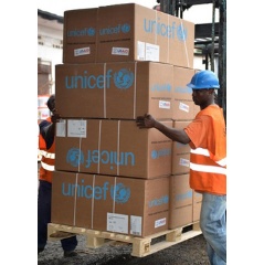  UNICEF/UNI171847/Aaen/Liberia, 2014
Household protection kits for children and families in areas highly affected by Ebola.