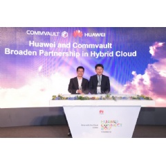 Representatives from Huawei (left) and Commvault (right) at the ceremony
