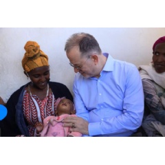 UNICEF/UNI528168/Tesfaye
During his visit to Tigray, UNICEF Deputy Executive Director Ted Chaiban met Eyerusalem and her baby Eleni, (see complete caption below)