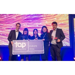 Huawei received the Top Employer Europe Award during the Top Employer celebration dinner event.