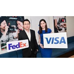 From left to right: Mr. Sasathorn Phaspinyo, managing director of FedEx Express Thailand and Ms. Pornthip Suwinyatichaiporn, Head of Commercial and Money Movement Solutions, Visa.