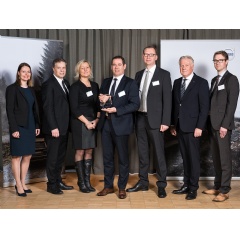 Dr. Kai-Udo Modrich receiving the Volvo Cars VQE Award for ZEISS in Gothenburg, Sweden.