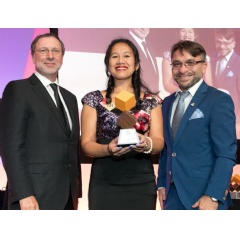 Unicel’s Viviane Chan is presented the Export Award by Yves-Thomas Dorval, président-directeur général du Conseil du patronat du Québec, and Francis Roy, ACQ President.