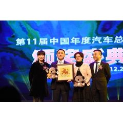 Susumu Uchikoshi(On the second left, managing director of Dongfeng Nissan Passenger Vehicle) receives COTY award from China Mainstream Media Automobile Alliance.