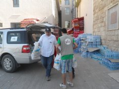 TWI and Safar personnel deliver food supplies to a local refugee shelter near Erbil, Iraq.
