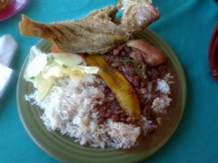 Fried fish with stew beans and pigtail