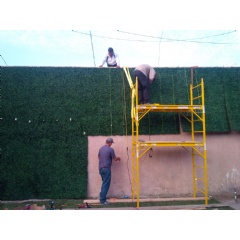Geranium Street workers install artificial hedge in North Hollywood