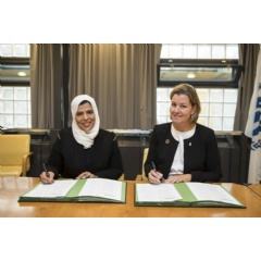 UNHCR Deputy High Commissioner Kelly Clements signs a multi-year funding cooperation agreement with Chief Executive Officer of Silatech, Ms Sabah Ismail Al Haidoos. © UNHCR/Susan Hopper