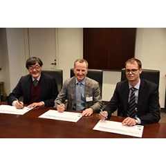 Photo left to right:
Howard Eng, president and CEO, GTAA
Dave Filipchuk, president and CEO, PCL Construction
Moritz Bender, sales director, BEUMER Group​​.   -Credit:  PCL-
