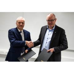 Gunnar Bovim (right), NTNU president, and Anders Opedal, Equinor’s executive vice president, Technology, Projects and Drilling. (Photo: Karoline Ravndal Lorentzen / NTNU)
