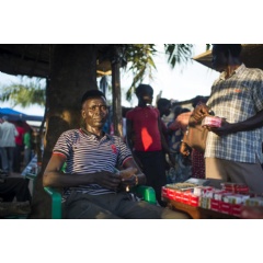 A South Sudanese refugee changes money at a market in Meri refugee site, the Democratic Republic of the Congo, November 2017.   UNHCR/Colin Delfosse