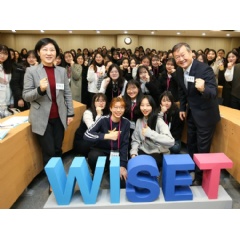 High school girls participate in “WOMEN@STEM Career Day” alongside Wha-Jin Han (left), president, Korea Center for Women in Science, Engineering and Technology (WISET) and Dong Ha (right), chief executive, Northrop Grumman South Korea.