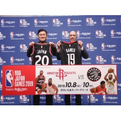 Rakuten Chairman and CEO Mickey Mikitani (Left), NBA Asia Managing Director Scott Levy (Right). -Credit: Rakuten-