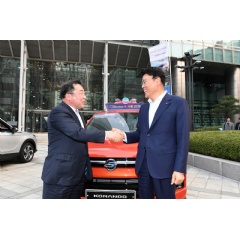 POSCO CEO Jeong-Woo Choi (right) shaking hands with the SsangYong  Vice President Byung-Tae Yea (left).
