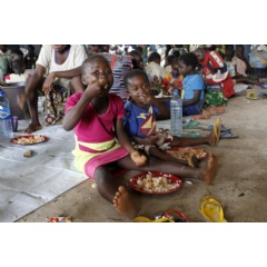 Cameroonian refugee children eat their first meal upon arrival at Adagom settlement in Nigeria.   UNHCR/Chiara Cavalcanti