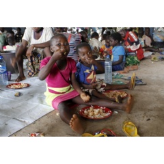 Cameroonian refugee children eat their first meal upon arrival at Adagom settlement in Nigeria. © UNHCR/Chiara Cavalcanti
