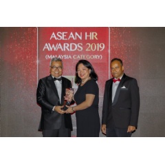 (From left) Entrepreneur Development Minister Datuk Seri Mohd Redzuan Md Yusof presenting the award to AirAsia Head of Facilities Catherine Kok, witnessed by Niagatimes Advisor Dato R. Rajendran at the Asean HR Awards 2019.  -CREDIT: AirAsia-