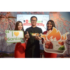 AirAsia Resident Chef, Chef Calvin Soo introducing the new Santan Celebrity Chef Series Meal - Chef Hongs Korean Sweet & Spicy Chicken flanked by AirAsia cabin crews.  -CREDIT: AirAsia-