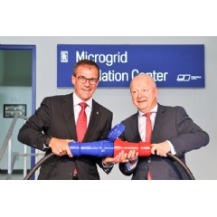 New MTU Microgrid Validation Center in Friedrichshafen: Andreas Schell (left), President and CEO of the Rolls-Royce business unit Power Systems, and Michael Theurer (right), deputy chairman of the FDP parliamentary party in the German Bundestag.