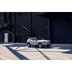 Volvo XC40 Recharge P8 AWD in 729 Glacier Silver with roof in contrast colour 019 Black Stone and 20” 5-Double Spoke Black Diamond Cut Alloy Wheel 1133