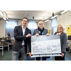 From left to right: Henning Müller, headmaster of the Tilly Lahnstein School, Prof. Dr. Uwe Baake, Head of Development at Mercedes-Benz Trucks, and Ulrike Bauer-Murr, Business Unit Manager Vocational Education (Berufliche Bildung).