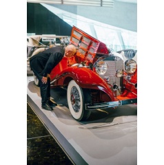 Shooting the first episode of the video series “Exclusive insights: The cars of the Mercedes-Benz Museum” on Instagram TV. Museum guide Pádraic Ó Leanacháin looks under the bonnet of the Mercedes-Benz 500 K Special Roadster. (complete caption below)