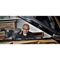 The jury highlights that few, if any, Scandinavian musicians are able to develop their own musical expressions like Wesseltoft.