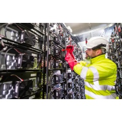 Battery storage is a core component of microgrids. Rolls-Royce manufactures MTU storage solutions at its own plant in Bavaria. With the acquisition of Qinous Rolls-Royce has expanded its portfolio of battery storage systems.