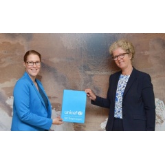 Camilla Viken (left), Executive Director of UNICEF Norway, and Hilde Merete Aasheim, President & CEO of Hydro. (Photo: Hydro/Craig Johnson)