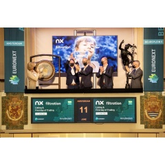Prof. Dr. Erik Roesink, Founder and CTO of NX Filtration, sounded the gong today to celebrate the IPO of NX Filtration. He was joined on stage by NX Filtrations CEO Michiel Staatsen and Financial Manager Joris Kooiker (see complete caption below)