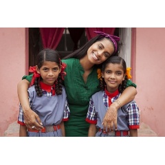 © UNICEF/Brown
UNICEF’s newest Goodwill Ambassador Lilly Singh with girls in India’s Madhya Pradesh state
