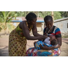 © UNICEF/UN065254/
On 3 April, (right) Zainab Kamara, supported by her mother, breastfeeds one of her twin sons, 3-month-old Alhassan Cargo, in Karineh Village in Magbema Chiefdom, Kambia District.