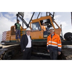 Mayor of Meppel mr Korteland (in the drivers cabine) with Marcel van Berlo District54 (l) and Gerard Menting of FrieslandCampina (r). The crane driver in the green shirt.
