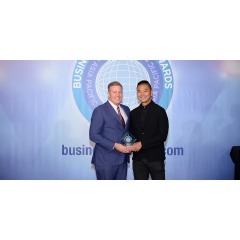 Craig S. Smith, President & Managing Director  Asia Pacific, Marriott International (left) receives the Business Traveller Asia-Pacific award from guest of honour William Tang (right).