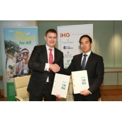 IHGs Kenneth Macpherson with Doan Quoc Huy, Vice President BIM Group, at the Holiday Inn & Suites Vientiane signing ceremony.