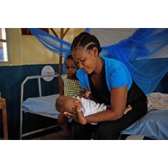 © UNICEF/Hatcher-Moore
Mary Deya, 28, holds her four-month old daughter Idia Flore in the stabilising centre of the Yei hospital in Yei, South Sudan
