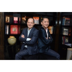 From left to right: the winners Philippe Sands and Viet Thanh Nguyen in the library of Sofitel Paris Le Faubourg