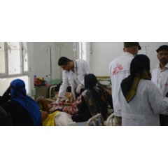 An MSF medical team works with health ministry staff in the cholera treatment center in Al-Sadaqa hospital in Aden, Yemen.