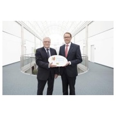Both recognition and incentive: Bavarian Undersecretary Johannes Hintersberger presents the “Inclusion in Bavaria – We Work Together” emblem to WACKER Executive Board member and Personnel Director Dr. Christian Hartel