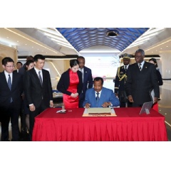 Cameroon President, Paul Biya, and President of Huawei Northern Africa, Peng Song, on a tour of Huaweis Beijing facilities