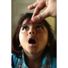  UNICEF/UN048391/Pirozzi
A girl receives a dose of vitamin A at a basic health centre in Khan Pur Baga Sher Village in Pakistans Punjab Province.