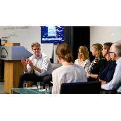 The CEO of MAN Joachim Drees is discussing with participants of the MAN Accelerator program
