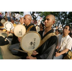 Praying Monks – Hiroshima Atomic Bombing 60th Anniversary. Japan 2005 © Jeremy Sutton-Hibbert / Greenpeace