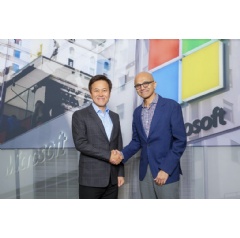 Park Jung Ho, CEO of SK Telecom (left), and Satya Nadella, CEO of Microsoft (right), at a recent meeting.