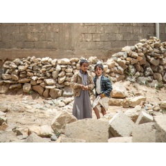Children play in the streets of Khamer. Yemen 2019 © Agnes Varraine-Leca/MSF