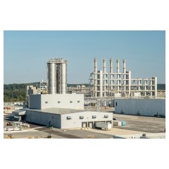 A view of the new pyrogenic silica production facility (left) and the polysilicon plant (right) at the Charleston site. The WACKER Group has been manu-facturing hyperpure multicrystalline silicon in Tennessee, USA, since 2016. (Photo: WACKER)