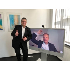 Instead of handshakes, elbow bumps – sealing a deal in the time of Corona: Dirk Backofen (left) with Christian Hentschel, President, Palo Alto Networks EMEA
