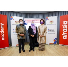 (From left to right) Secretary-General Minister of Higher Education Yang Berbahagia Dato’ Seri Abdul Razak Bin Jaafar; Higher Education Minister, Yang Berhormat Datuk Seri Dr Noraini Ahmad and President (Ventures) (see complete caption below)