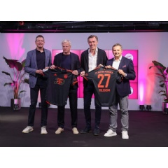Andreas Jung and Oliver Kahn from FC Bayern and Michael Hagspihl and Klaus Werner from Telekom (from left) look forward to continuing their cooperation.  DTAG